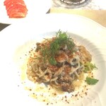 La Brianza - 鰯とウイキョウのラグーソース自家製生パスタにトマトのサラダ添えて、鰯たっぷり具沢山。自家製生パスタもちもち♪  とても香ばしく香りがいい