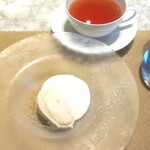 La Brianza - リコッタチーズのジェラートとリコッタチーズのエスプーマと紅茶、同じリコッタチーズのものでも味わいが違って楽しい。そしてどちらもそれぞれおいしい。