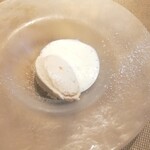 La Brianza - リコッタチーズのジェラートとリコッタチーズのエスプーマ、ジェラートはクリーミーで、エスプーマはふんわり。それぞれおいしいな