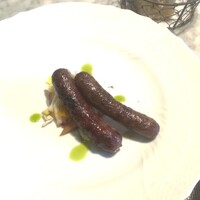 La Brianza - 鹿肉の自家製サルシッチャにミョウガなど添えて、ほどよく噛み応え味わい濃く。スパイスがアクセントおいしい。敷かれている香味野菜が、いい感じに風味を添えてます。