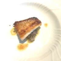 La Brianza - 白甘鯛の皮目香ばしグリル刻み香味野菜のソース、パリパリの皮目がとても香ばしい。身はふっくら、口の中でほろりほどける、やさしく甘みあるおいしさ。