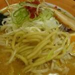 麺屋 むげん - 麺アップ、少々緑色