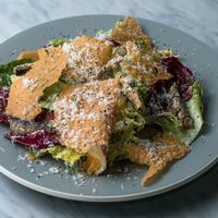 スモークオイルサーディンとほろ苦野菜のシーザーサラダ