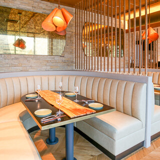 最大5名様まで利用できるU字ソファー。