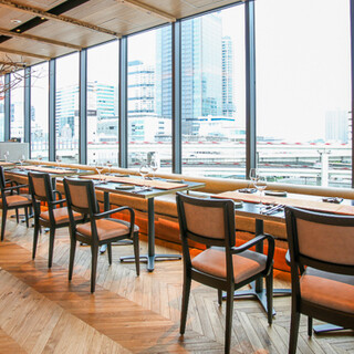 大きなガラスに面した横浜の絶景が楽しめるテーブル席。