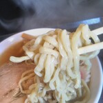 二代目高橋商店 - 極太ちぢれ麺　(麺の持ち方いまいちですみません)