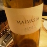 二本目のワインは地酒的な白ワイン、