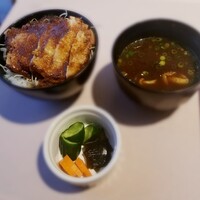 厳選洋食さくらい - 黒豚生姜焼き丼　ハーフ　赤だしとお新香付き　950円