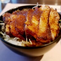 厳選洋食さくらい - 黒豚生姜焼き丼　ハーフ　950円　赤だしとお新香付き