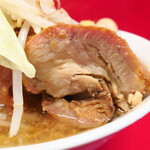 ラーメン二郎 - 豚の厚み