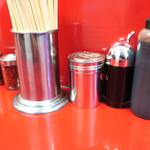 ラーメン二郎 - 卓上調味料