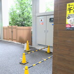 ラーメン二郎 - 店外のウェイティングスペース