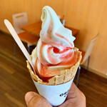 周ちゃん まるごとカフェ - ソフトクリーム　イチゴがけ360円税込
            ソースは五種類から選べます