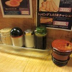 得得うどん - 卓上備品の様子。