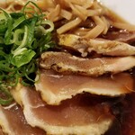 麺屋 六感堂 - 冷製 シャポーン鶏の山椒ＳＯＢＡ（醬油）＋鶏タタキ増し