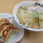 田村屋 - ﾁｮｲﾄ遅れて､餃子が到着。