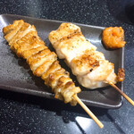 三酉屋 - 左かわ塩165円、右やげん軟骨198円