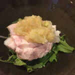 焼鳥 酉たけ - お通し1 鶏ムネ肉の塩生姜和え　これが旨いんですよ　ちょっと塩っぱいのが好き