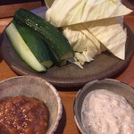 焼鳥 酉たけ - ワイフの好物キャベツきゅうり　この2種類の味噌が美味しいんですよ