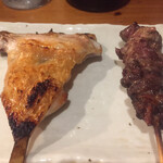 焼鳥 酉たけ - ばちこのように開いた手羽とハツ元　ハツ元にもよくタレが絡んでいてとても美味しい