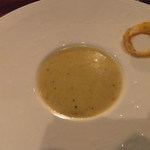 ブルガズ アダ - レンズ豆のスープ、付け合せに新玉ねぎのフライ