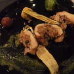 ブルガズ アダ - 松の実、地中海の干し葡萄、サワーチェリーのピラウ（ピラフ）をマリネしたヒナ鶏モモ肉でロールしたロースト　ナツメグの香り [14世紀]※食べかけ