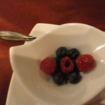 ブルガズ アダ - ブルーベリーと木苺のトルコ産アカシア蜂蜜をかけたもの