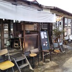 クタクタ - 手前イートイン、奥が店舗