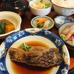 Yutaka - 相棒の「当店名物 一番人気 和定食」(¥1300-税込)煮魚(むつ)と刺身です。
