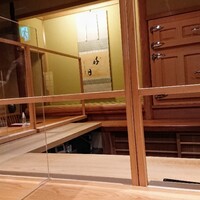 鮨 さかい - コロナ対策のためアクリル板で仕切られたカウンター