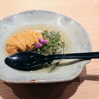 鮨 さかい - 大間のむらさきウニと青森県の蓴菜に甘酢