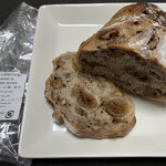 パン屋 ルーツ - 白いちじくと胡桃の主張 (ハーフ)415円➕税