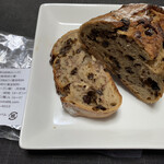 パン屋 ルーツ - ライ麦畑の胡桃カレンズ (ハーフ)410円➕税