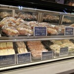 ル・プチメック - 店内ショーケース①(だんだんレジから遠ざかっていきます)