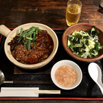 Kuroneko Yoru - 牛スジ肉と根菜類の煮込み餡掛け土鍋焼きご飯990円大盛＋200円