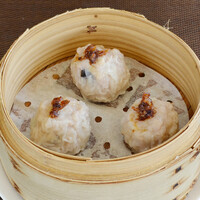 もち豚肉の焼売XO醤のせ　3個