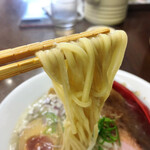 麺や 睡蓮 - 鶏と手火山花カツオ白醤油の麺リフトアップ