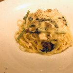 ラガッツァ - 燻製チキンと法蓮草のカルボナーラ