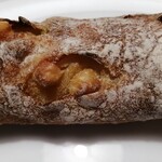 ル・プチメック - 緑オリーブとチーズのバゲット  1/2  ¥210　アップ