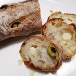 ル・プチメック - 緑オリーブとチーズのバゲット  1/2  ¥210　カット