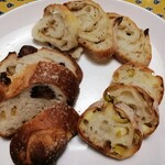 ル・プチメック - ㊧渋皮つき栗と柚子のパン
      ㊨緑オリーブとチーズのバゲット
      ㊤山椒のバゲット