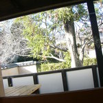 桂のさと - 店内からテラス席ごしに庭を望む