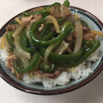 まこと食堂 - 毎回必ずやる肉そばの具をご飯に乗っけた『肉丼』