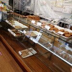 鹿島田ベーカリー - 店内(日曜日の午後なのでもう売れて少なくなっている)