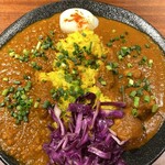 大衆スパイスカレー食堂 つもくりカレー - 左がキーマカレーで右が豚の角煮カレー