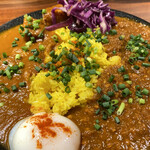 大衆スパイスカレー食堂 つもくりカレー - この撮り方が正解かな？無料で付いてる温玉がGOOD！！