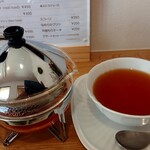 Kafe Rapporu Thi - 和紅茶をカップに注いだとこです。