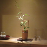 富小路 やま岸 - 百合が押してありました