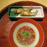 富小路 やま岸 - 焼き鮎　手前は蓴菜葛そうめん