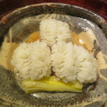 富小路 やま岸 - 湯引きをして黄ニラと梅おろしで